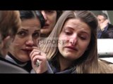 Report TV - Tiranë, zjarr në një pallat, vdes në ashensor nëna e një fëmije