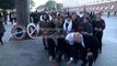 Report TV - “21 Janari”, Rama pret familjarët e viktimave, homazhe në Bulevard