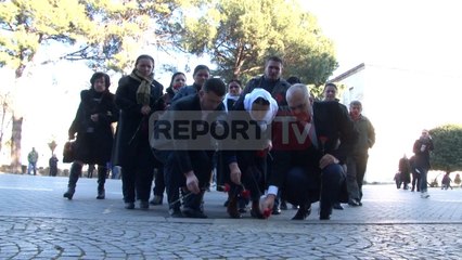 Report TV - “21 Janari”, Rama me familjarët e viktimave, homazhe në Bulevard