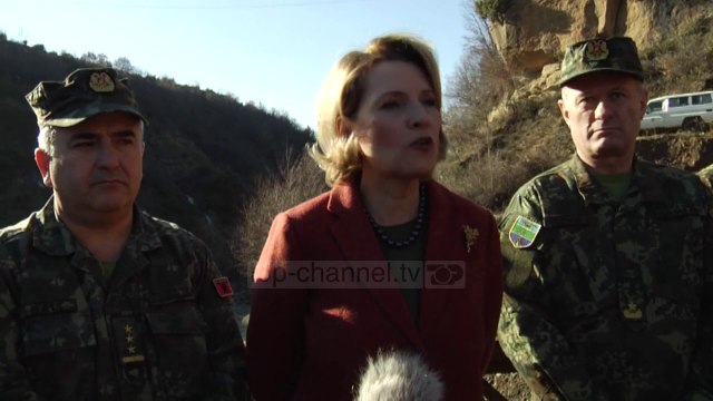Klos, ndërhyn ushtria për hapjen e rrugës - Top Channel Albania - News - Lajme