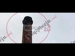 Report TV - Fier, 4 muaj pa rrogë punëtori kërcënon të hidhet nga oxhaku