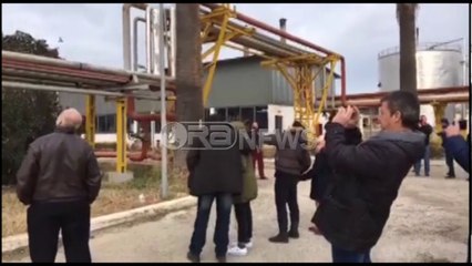 “Babi të lutem zbrit”. Gazetari i Ora News përcjell live në fb videon e naftëtarit