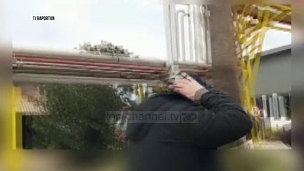 Punëtori i rafinerisë ngjitet në oxhak - Top Channel Albania - News - Lajme