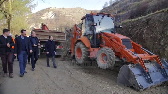 Bashkia rikonstrukton rrugët e lagjes Shirt në Pezë Helmës - Top Channel Albania - News - Lajme
