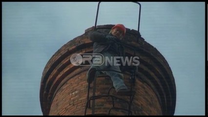 Ora News – Naftëtari tenton të vetëhidhet nga oxhaku 40 m i lartë, s’mori pagën