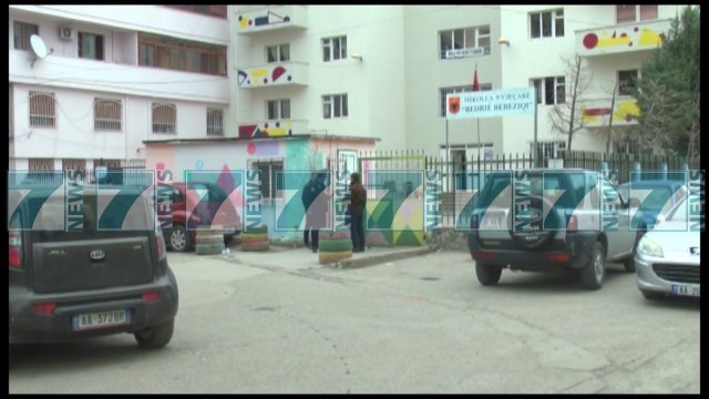 PLAGOSET NJE NXENES NE NJE SHKOLLE TE DURRESIT, U GODIT ME THIKE - News, Lajme - Kanali 12