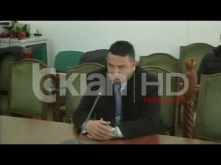 Oficeri i policisë këndon himnin në komisionin hetimor