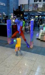 QUANDO VOCÊ LEVA A CRIANÇA PARA CONHECER SULPER HEROIS