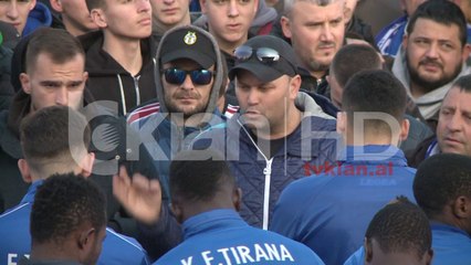 Tifozët e Tiranës përplasen me lojtarët për stadiumin