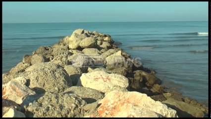 Ora News - U mbyt në det, dallgët nxjerrin në breg trupin e pajetë të 70-vjeçarit