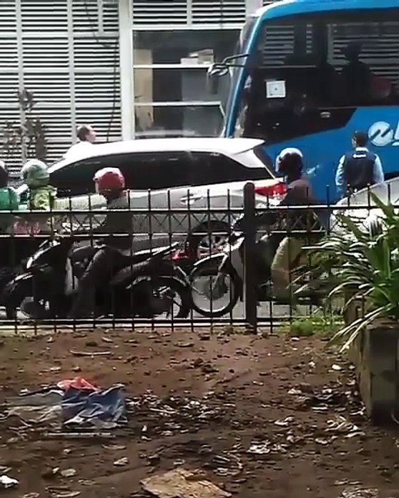 Video Heboh Seorang Pengendara Mobil Memarahi Supir Bus Transjakarta
