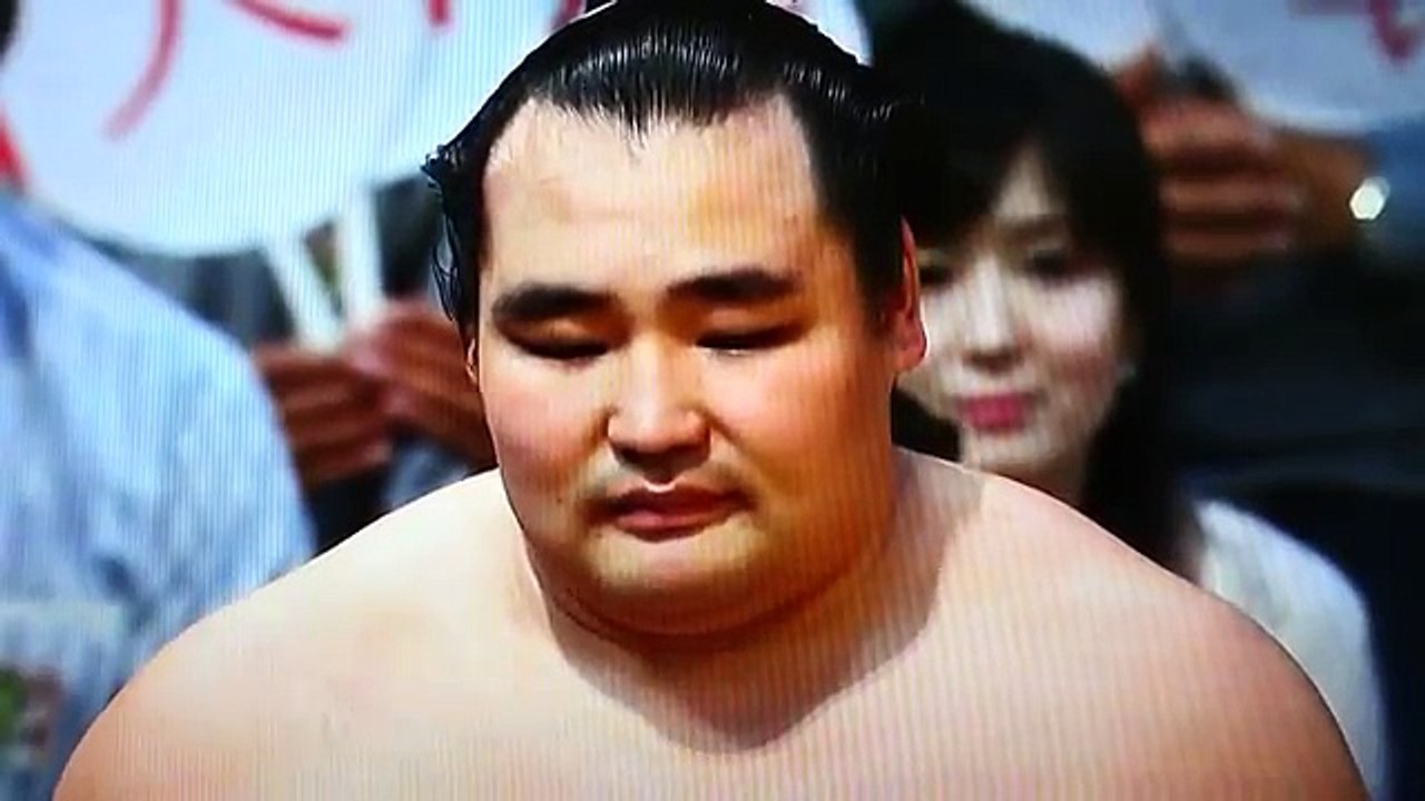 【鶴竜 美人奥様とのキスシーン 】 2016 11 27