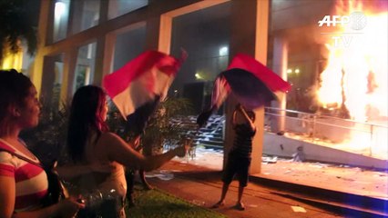 Manifestantes prenden fuego al Congreso de Paraguay