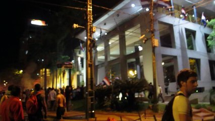 Congresso paraguaio é incendiado por manifestantes