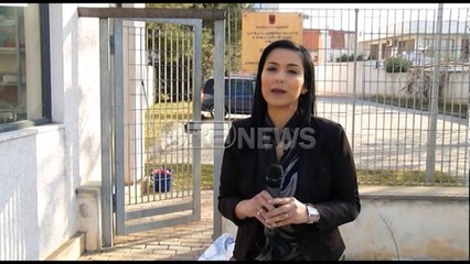 Ora News – BOOM: Gjyqtari i “varfër” i Administratives! Gazetarja i dhuron një thes miell