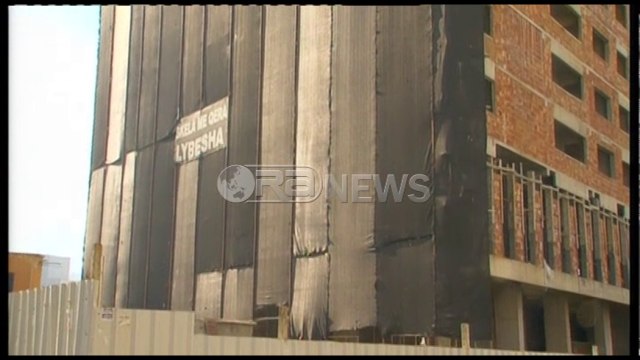 Ora News – Tiranë, një grua kërcënon të hidhet nga pallati