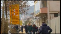 Ora News – Tiranë, një grua kërcënon të hidhet nga pallati