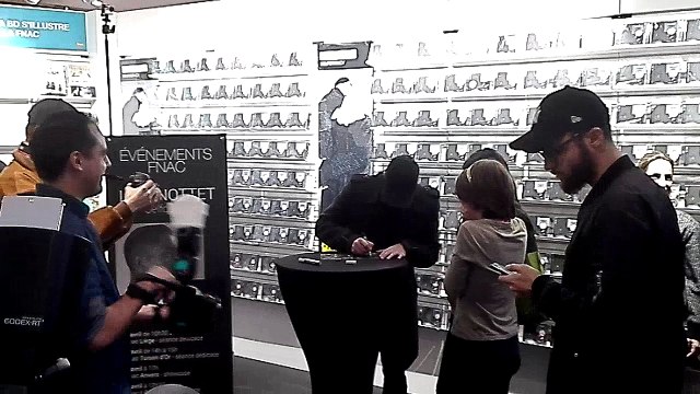 Bruxelles: Loïc Nottet en pleine séance de dédicaces à la Fnac