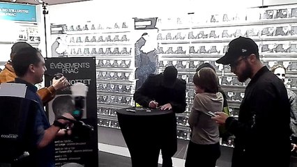 Bruxelles: Loïc Nottet en pleine séance de dédicaces à la Fnac