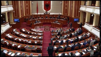 Ora News –Monika Kryemadhi votë kundër shkarkimit të Manjanit si Ministër