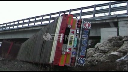 Milot- Shoferin e zë gjumi, trajleri përfundon poshtë urës