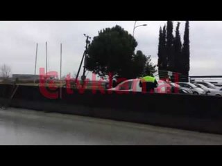Përmbyset kamioni në mes të autostradës