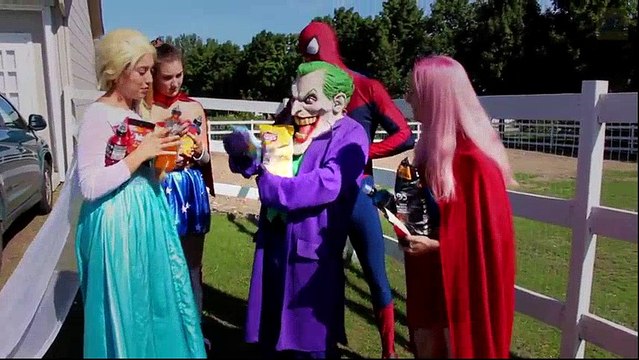 Frozen Elsa RAINBOW BUTT! w/ Spiderman Joker Maleficent Spidergirl Babies Chocolate! Superhero IRL