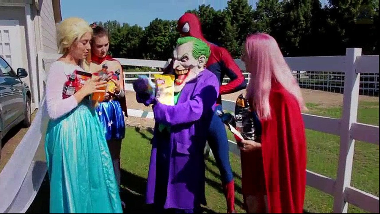 Frozen Elsa RAINBOW BUTT! w/ Spiderman Joker Maleficent Spidergirl Babies Chocolate!  Superhero IRL