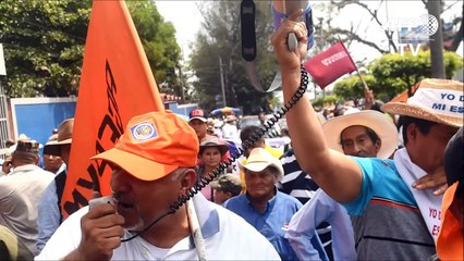 Trabajadores exigen mejores salarios y pensiones en El Salvador
