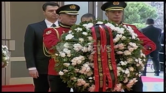 Ora News – Homazhe për nder të shkrimtarit të madh Dritëro Agolli