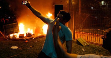 Paraguaylı Göstericiler Ortalığı Yakıp Yıktı, Ardından Selfie Çekti