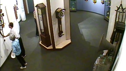 Il touche une oeuvre d'art dans un musée et la détruit... Quel idiot