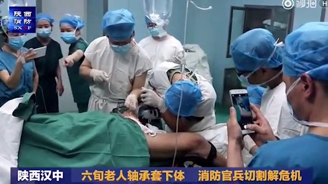 Ce débile s'est coincé le pénis dans un anneau en métal