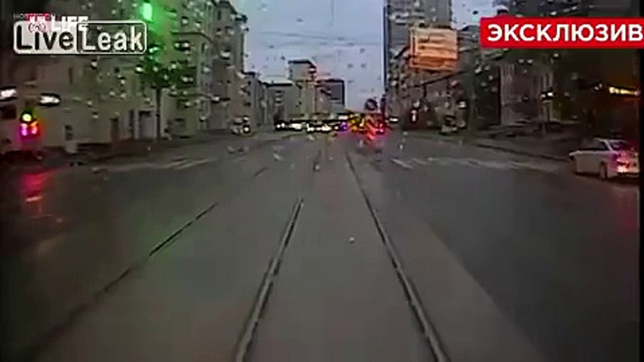【人身事故の瞬間】スマホを見ていた女性が電車に轢かれる…【Moment of death accident】 #$$