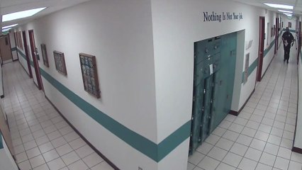 Ce policier fait une drôle de rencontre dans les couloirs d'un commissariat