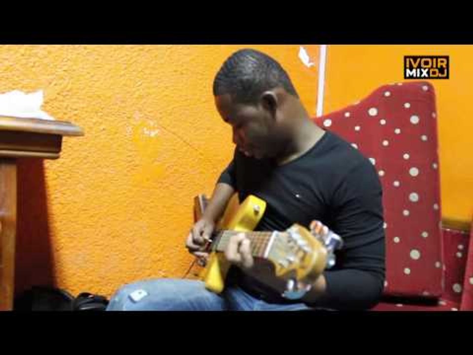 LANDRO GUITARE EN DEMONSTRATION CHEZ CHAMPY KILO