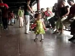 Chine-Bébé et la danse du foulard