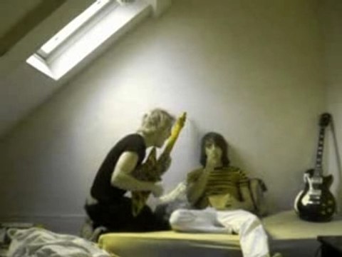 Axel mange des cacahuetes