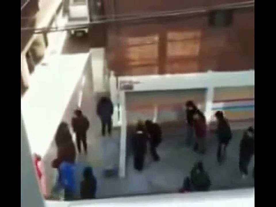 裸にされていじめられる韓国の女子学生 2 - video Dailymotion