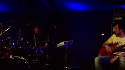 Extrait de l'action Trop Fort aux Passagers du Zinc