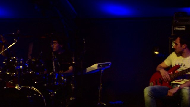 Extrait de l'action Trop Fort aux Passagers du Zinc