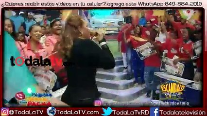 El Pachá trata de cargar a Iris Neyda y la deja caer- Pégate y Gana con El Pachá-Video