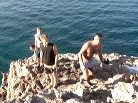 SAUT DE FALAISE A CANNE