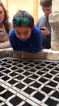 Une fille chante « Hallelujah » au-dessus d'un puits