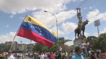 Cientos de manifestantes opositores protestan contra las acciones del TSJ en Venezuela