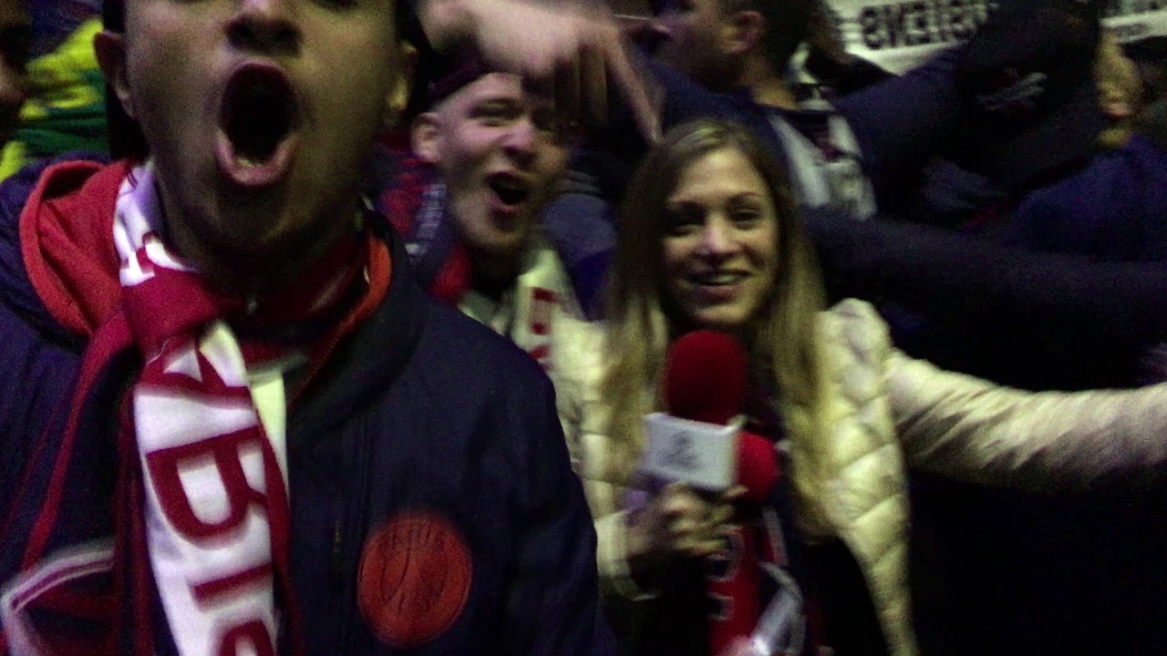 La joie des supporters du PSG autour du Parc OL après la victoire en Coupe de la Ligue