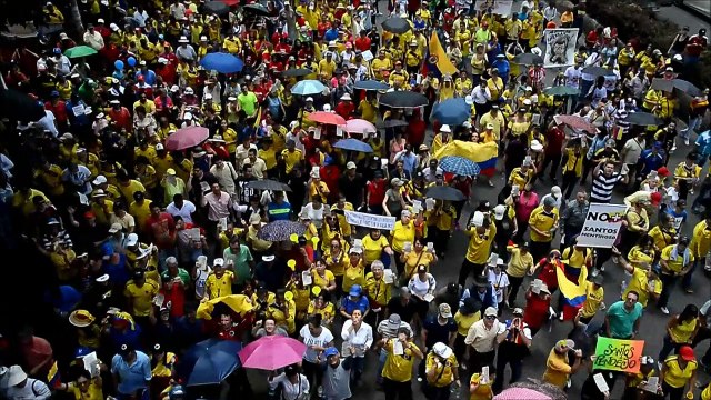 Miles de colombianos marchan contra Santos, liderados por Uribe