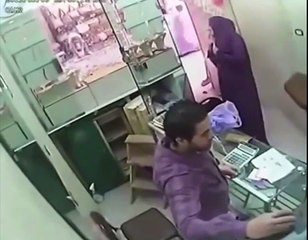 ٹھرکی دوکاندار لڑکی کو کبھی نہیں بھولے گا۔Tharki Dukandar Kay Sath Larki Hath Kar Gai