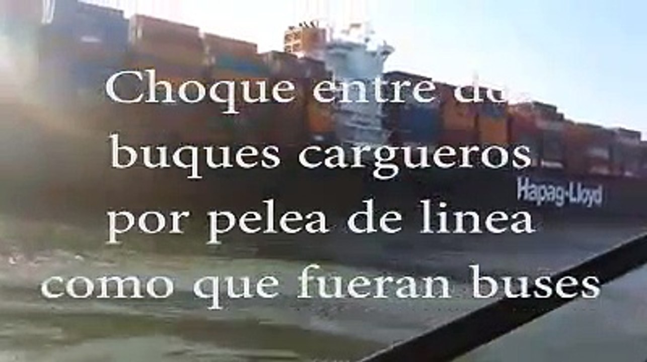 Espectacular colision de dos buques de carga