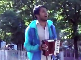 Nieznośny cygan skutecznie uciszony!  Street musician gets beat up(1)